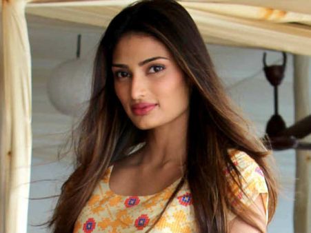 आथिया शेट्टी ने शुरू की मुबारकां की शूटिंग