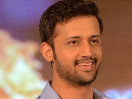 VIDEO..सिंगर ने बीच में रुकवाया कॉन्सर्ट..लड़की के साथ छेड़छाड़ करने वालों की लगाई क्लास