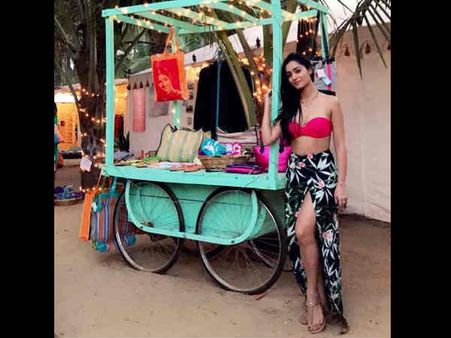 दहलीज की सीधी-साधी स्वाधीनता का बिकनी अंदाज..आपको कर देगा हैरान