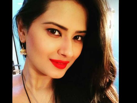 मौनी रॉय के सवाल पर कृतिका हुईं शर्म से लाल -दिया ये जवाब