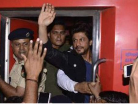 #JustIn: शाहरूख खान रईस प्रमोशन का अजीब आईडिया...एक की मौत