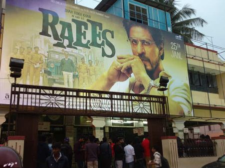 #Raees 1st Day 1st Show-आज तो बस शाहरुख-शाहरुख...और कुछ नहीं