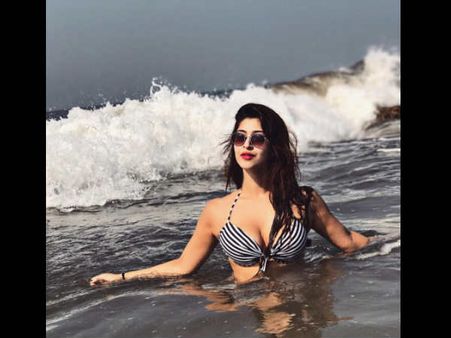 एक बार फिर बिकनी में नजर आयीं...महादेव की पार्वती!
