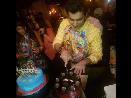 #बर्थडे बैश: रील हजबैंड शरद की पार्टी में रियल पति संग पहुंची कृतिका..SEE PICS