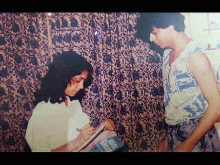 #RarePics..जब शाहरुख नहीं थे सुपरस्टार..सेट पर सीनियर के सामने यूं आते थे नज़र