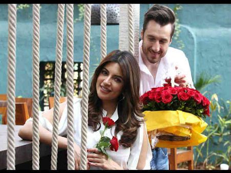 टीवी की इस एक्ट्रेस ने कराया वेलेंटाइन डे स्पेशल फोटोशूट..ब्वॉयफ्रेंड के साथ