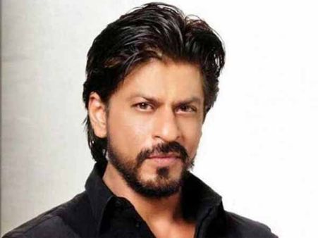 OMG..रईस हुई हिट.. शाहरूख ने तोहफे में दिया गोल्ड का लॉकेट
