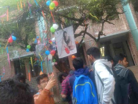 वर्जिनिटी खोने के लिए की दिशा पटानी की पूजा..पेड़ पर बांधे कंडोम!