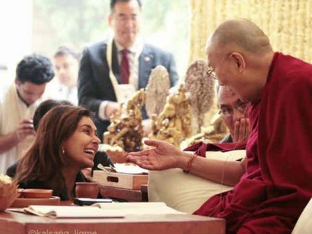 लीज़ा रे ने की दलाई लामा से मुलाकात...शेयर की तस्वीर