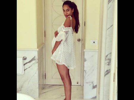 सेक्सी अंदाज़ में बेबी बंप दिखाती नज़र आई एक्ट्रेस..देखें तस्वीरें