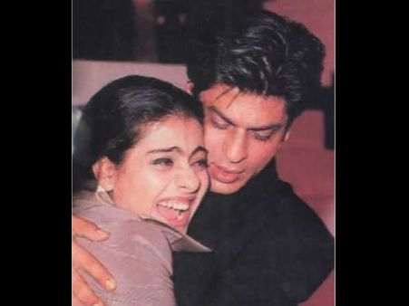 Awww..जब काजोल को देख स्टेज से दौड़ पड़े शाहरुख खान..