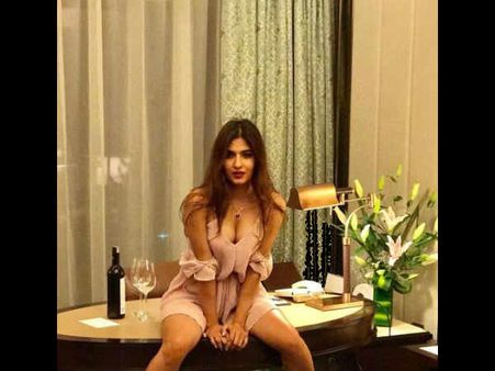ये है मोहब्बतें की एक्ट्रेस ने शेयर की बोल्ड तस्वीरें..इंटरनेट पर हो गया ये हाल!