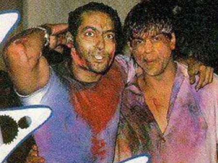 #RarePics..अक्षय कुमार बना रहे हैं ठंडाई और शाहरुख-सलमान खेल रहे हैं होली!