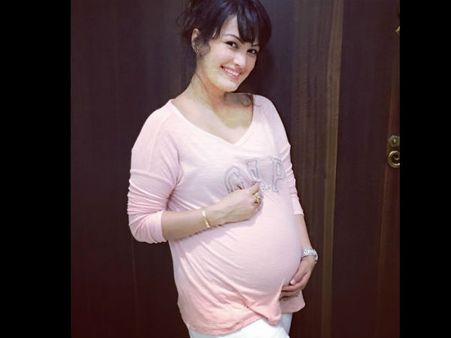 निशा रावल ने बेबी बंप के साथ की अपनी तस्वीर शेयर...Super Cute