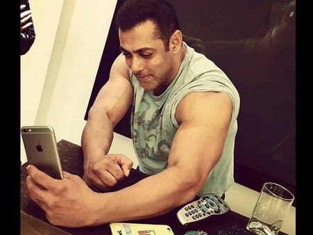 #Guess: 22 घंटों तक सलमान खान क्या करने वाले हैं....अवार्ड दे दीजिए!