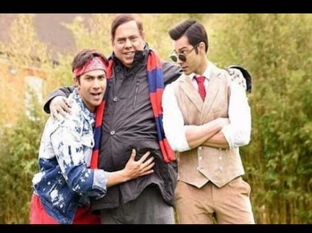 ये क्या..पापा और 'जुड़वा' भाई के साथ कुछ यूं नजर आए वरूण धवन..CUTE