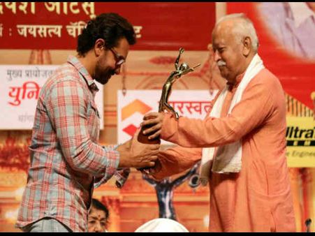 16 सालों बाद अवार्ड शो में पहुंचे आमिर खान..इस खास 'शख्स' के कहने पर
