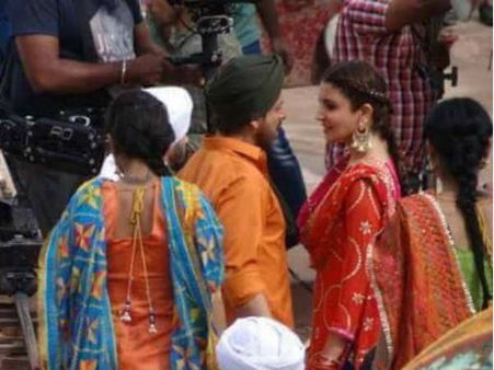 WOW.. अपनी अगली फिल्म में ऐसे दिखेंगे शाहरूख खान.. सेट से तस्वीरें LEAKED