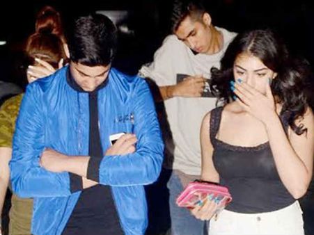 साथ में लड़की..कैमरे से छुपा रहे चेहरा..अक्षय कुमार के बेटे आरव की तस्वीरें वायरल