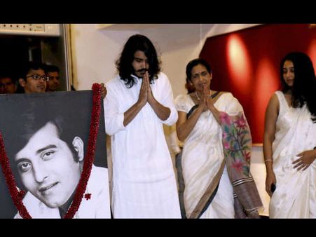PICS..विनोद खन्ना की प्रार्थना सभा में पहुंचे बॉलीवुड सितारे..ऋषि कपूर नहीं आए नज़र !