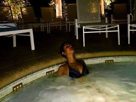 #ALERT..भूल जाएं प्रियंका चोपड़ा की बिकिनी पिक.. बाथटब वाली फोटो होश उड़ा देगी !