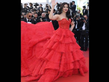 #Cannes2017: रेड कार्पेट पर ऐश्वर्या राय इतनी हॉट लग रही हैं कि होश उड़ जाएंगे