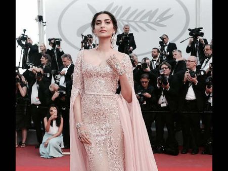 #Cannes2017: ऐश्वर्या राय से लेकर सोनम कपूर.. होश उड़ा रही हैं हसीनाएं!