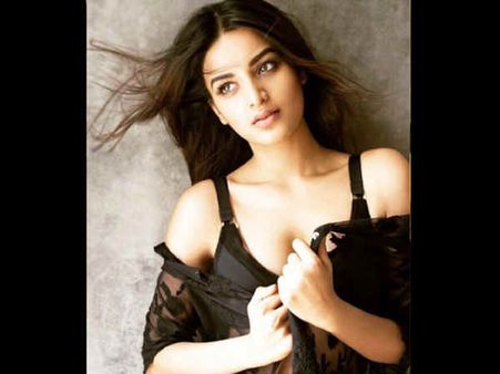 नई एक्ट्रेस की मुसीबत..डाइरेक्टर ने कहा सिंगल रहो..मकान मालिक ने घर से निकाला