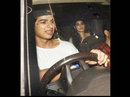 बेवॉच की स्क्रीनिंग पर साथ साथ पहुंचे ईशान खट्टर और जान्हवी कपूर