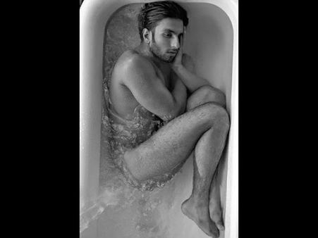 #Viral: शाहरूख - सलमान - आमिर की ये NUDE तस्वीरें देखी हैं?