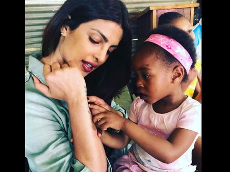 VIDEO - प्रियंका चोपड़ा यूं कर रहीं बच्चों के साथ इंज्वॉय...