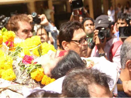 रीमा लागू की अंतिम विदाई में पहुंचे आमिर-काजोल सहित कई स्टार्स..तस्वीरें