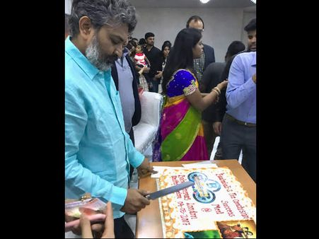 PIC: 'बाहुबली 2' की सफलता को निर्देशक ने ऐसे किया सेलिब्रेट