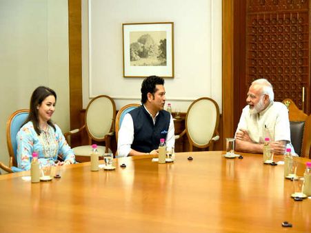 सचिन तेंदुलकर ने की प्रधानमंत्री मोदी से मुलाकात...फिल्म के बारे में दी जानकारी