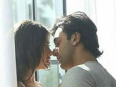 किसके साथ INTIMATE हो रहे थे ये सुपरस्टार....तस्वीरें हुईं VIRAL!