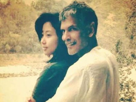 खुद से आधी उम्र की लड़की को डेट कर रहे ये स्टार..देखें तस्वीरें