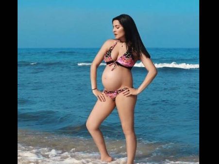 दूसरी बार प्रेग्नेंट इस एक्ट्रेस ने बिकिनी में फ्लॉन्ट किया बेबी बंप..तस्वीर