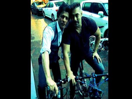 WOW.. शाहरूख की यह तस्वीर.. अपने फोन में रखते हैं सलमान खान!