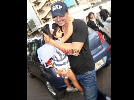 अक्षय कुमार का बेटी नितारा के साथ डांस..देखिए वीडियो..SUPER CUTE