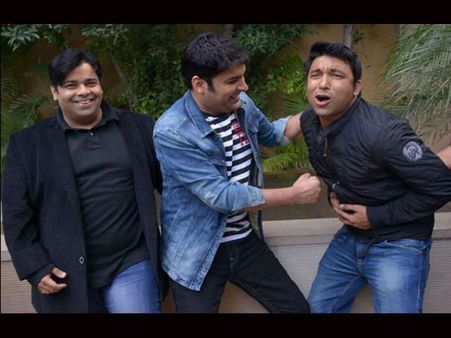 OMG..कपिल ने दोनों हाथों से चंदू चायवाला को...कीकू आए बीच में..तस्वीर VIRAL..