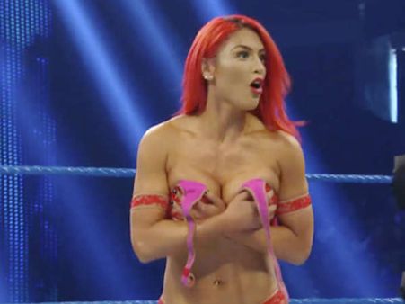 सबके सामने खुल गई इस हॉट मॉडल की ड्रेस..ऐसे हुईं शर्मिंदा..बंद कमरे में देखें तस्वीरें