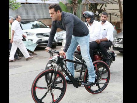 जब सलमान बने शाहरुख के जबरा फैन..मन्नत के आगे किया कुछ ऐसा
