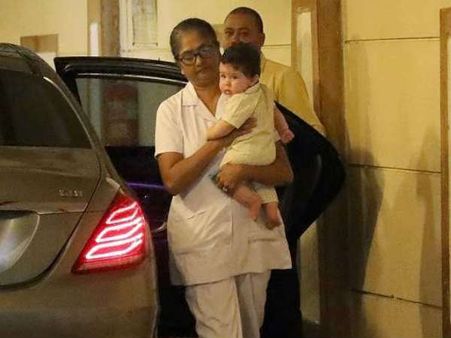 बिना मम्मी के तैमूर निकले घूमने..कुछ इस अंदाज में..SUPER CUTE
