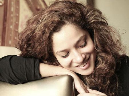 ब्लाॅकबस्टर डेब्यू..सुपरस्टार की ऐसी तस्वीरें VIRAL..आंखें खुली रह जायेंगी...