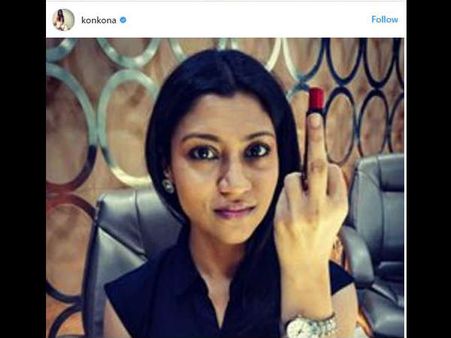 लिपस्टिक के साथ मिडिल फिंगर दिखा रहीं ये स्टार्स..क्यों!