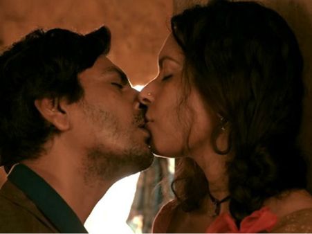 हां मैं काफी डर रहा था लेकिन KISS करने में बहुत मज़ा आया!