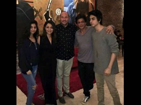 लॉस एंजेल्स में आर्यन-सुहाना के साथ शाहरुख..लेकिन अबराम हैं Missing