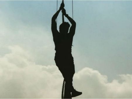 OUCH: सर पर है फिल्म की रिलीज़ डेट....लेकिन डर गए हैं ये सुपरस्टार!
