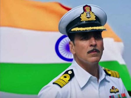 अक्षय कुमार से भिड़ना पड़ गया भारी..औंधे मुंह गिर गए ऋतिक रोशन !