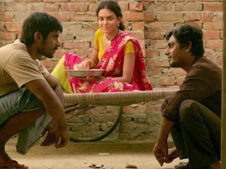REVIEW..सुपरस्टार भी ना बचा सके इसे..साल की एक और गलतियों भरी फिल्म !